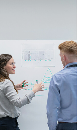 男性と女性が会話している画像