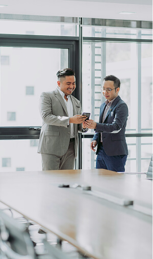 男性同士が会話している画像