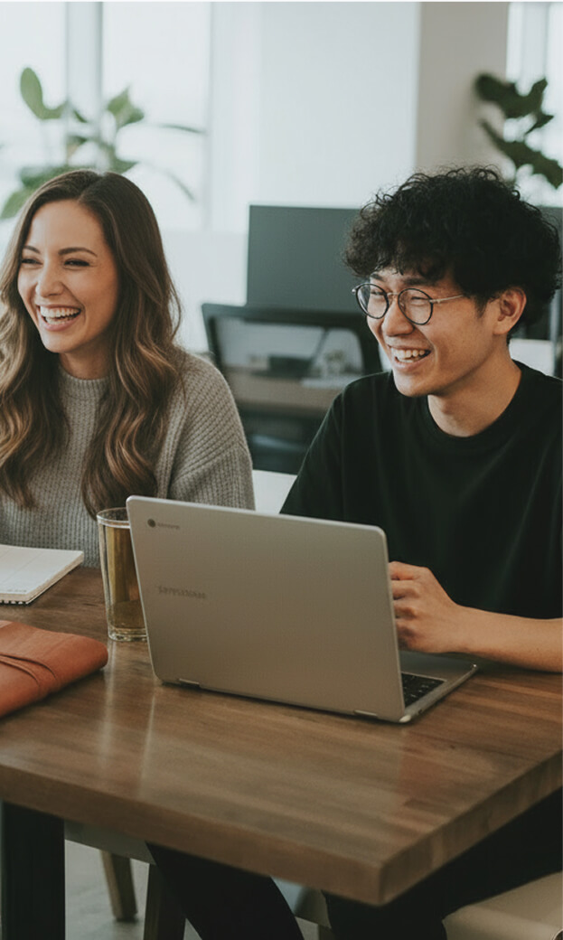 職員が会話している画像