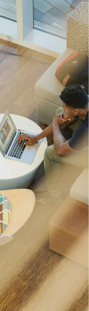 男性がパソコンで作業している画像