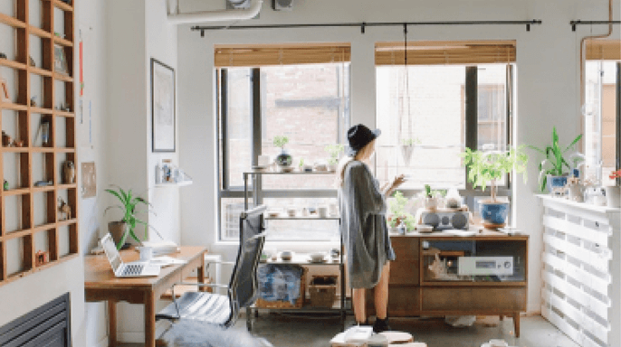 お部屋に女性が１人いる画像