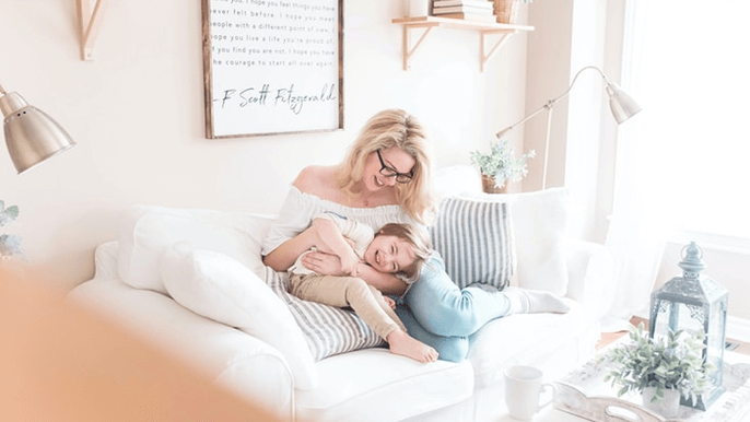 お部屋のソファーに親子がいる画像